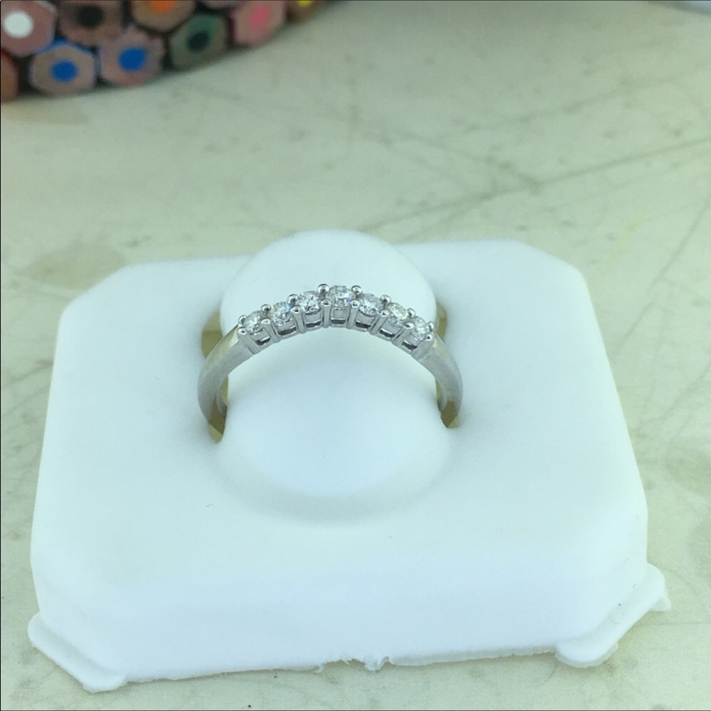 Ladies 14k White Gold VS Quality Diamonds Band - Picture 5 of 6